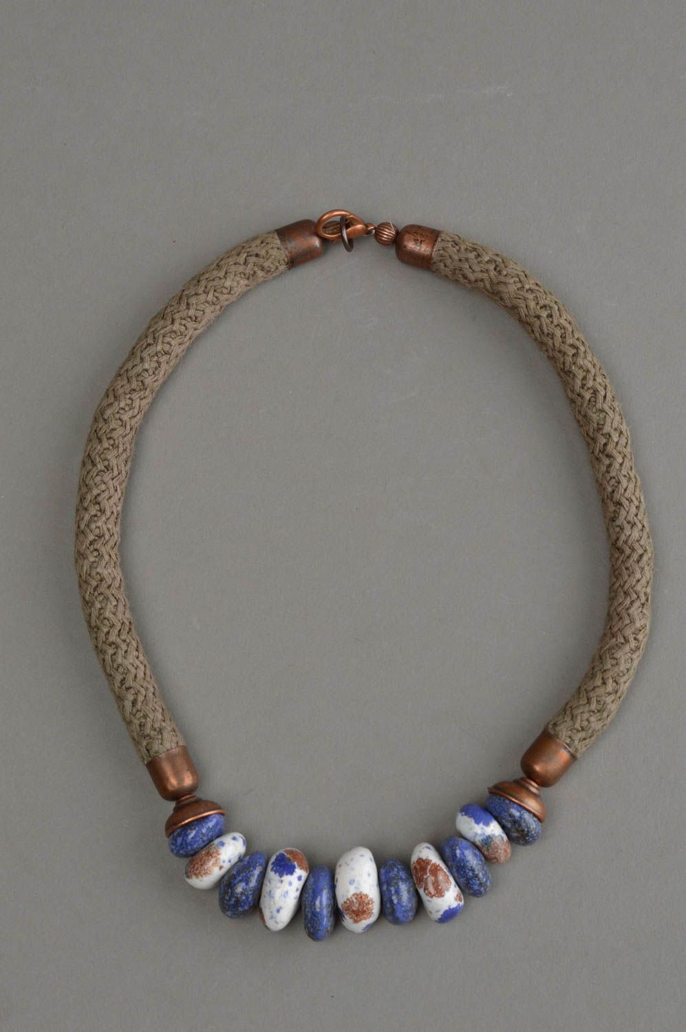 Braunes stilvolles ethnisches handgemachtes Collier aus Ton mit Perlen Stein Set foto 2