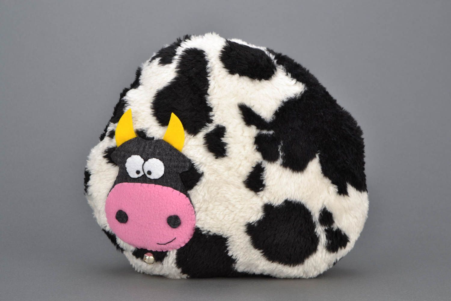 Интерьерная игрушка-подушка в виде коровки фото 1