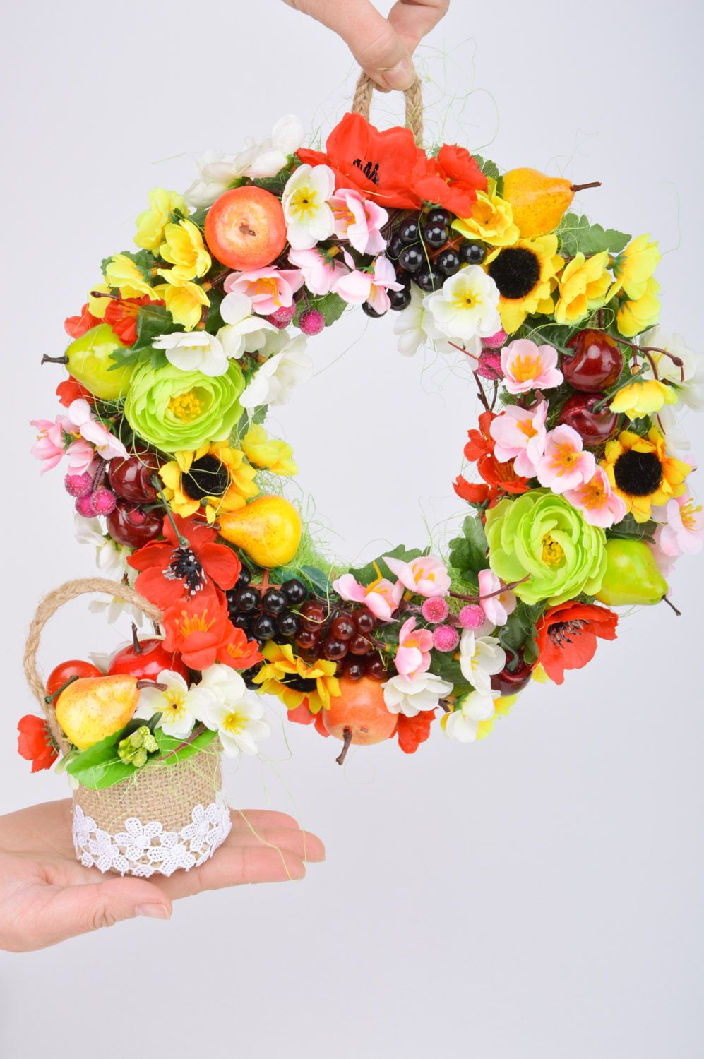 Handmade Osterdeko Korb und Kranz mit Kunstblumen und Früchten für Dekoration zu Ostern foto 3