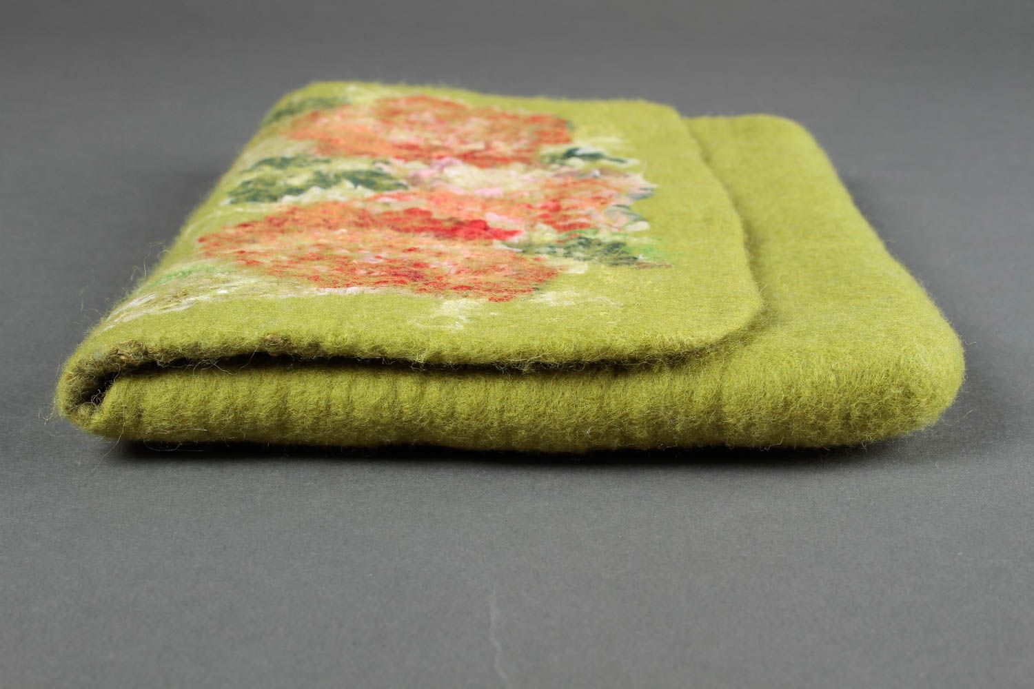Handmade Tasche gefilzt Damen Accessoire Tasche aus Wolle grün mit Blumen foto 3