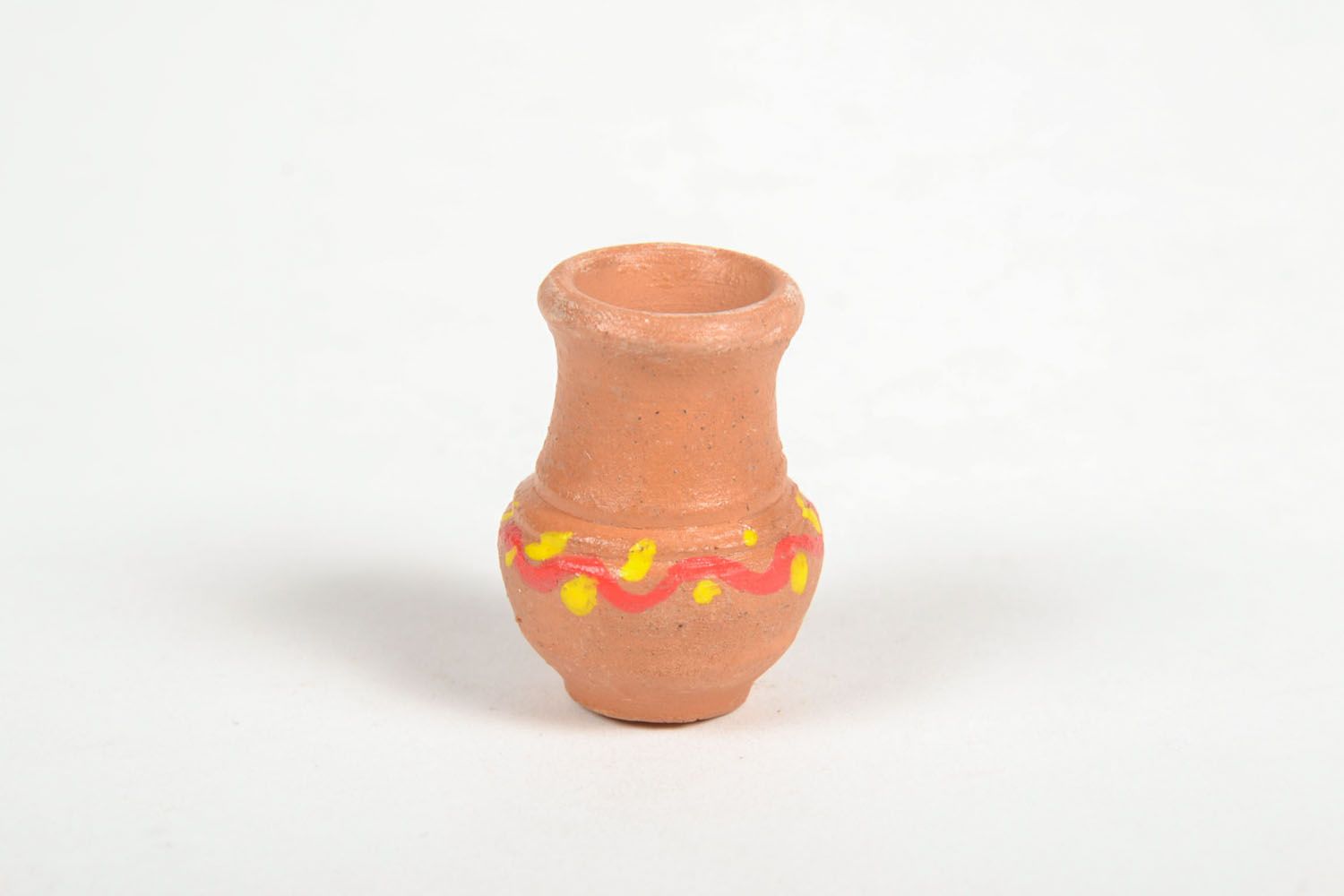 Estatueta de cerâmica na forma de um jarro foto 4