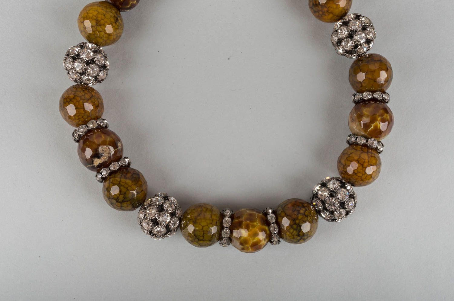 Collar de piedras artesanal original estiloso marrón con cristales ágata y latón foto 3