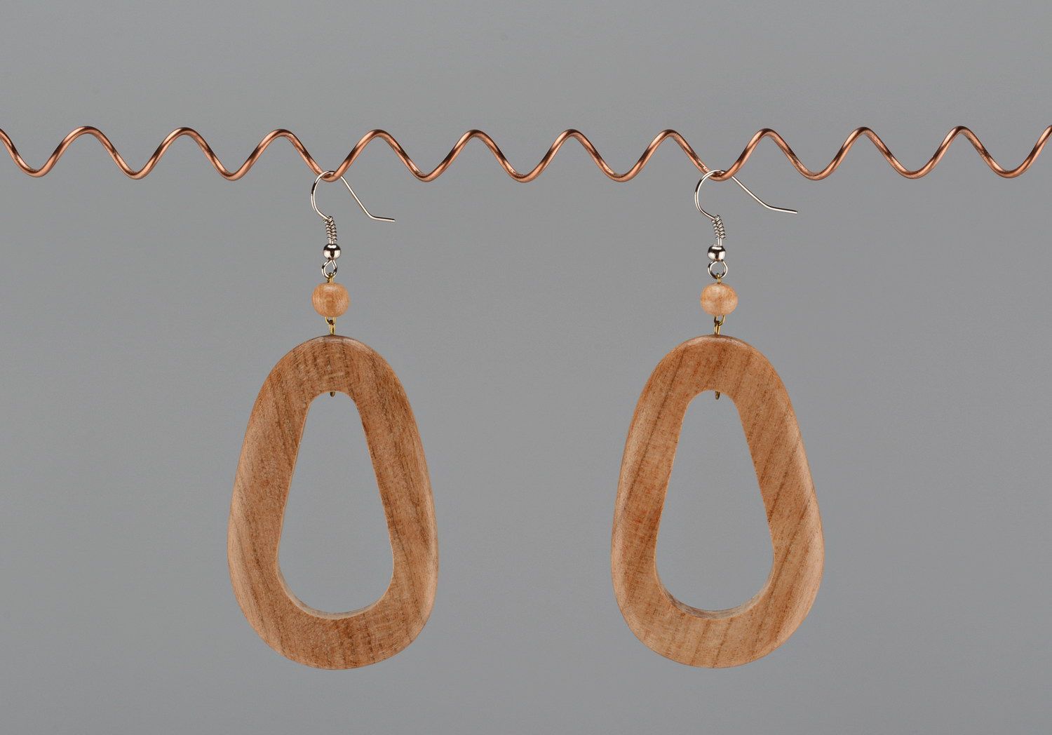 Boucles d'oreilles longues en bois photo 2