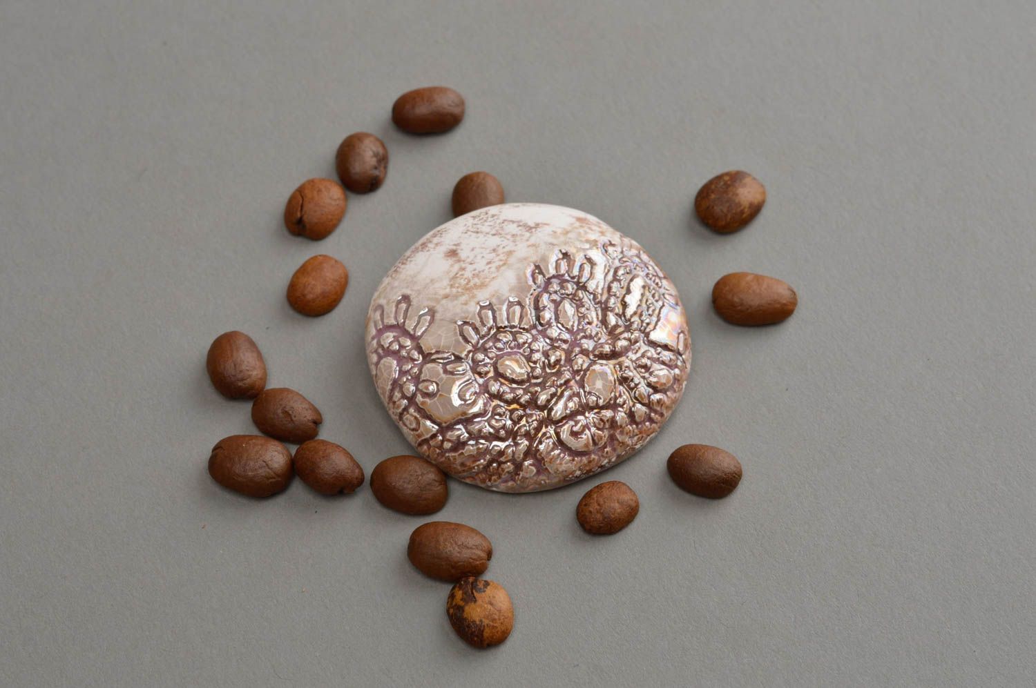 Круглая брошь из натуральной глины ручной работы расписанная глазурью Перламутр фото 1