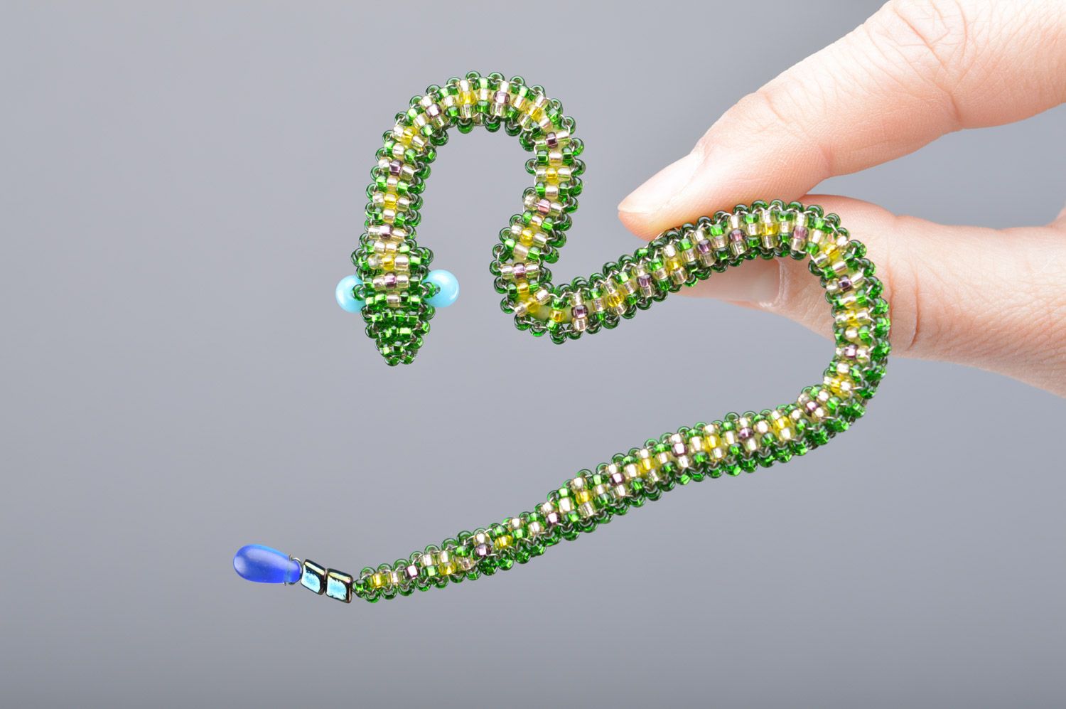 Unusual handmade green brooch snake woven of beads and fishing line photo 3
