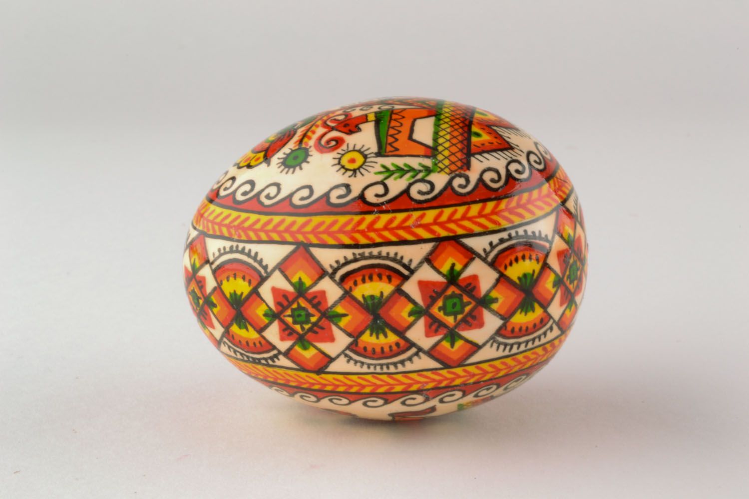 Huevo decorativo de Pascua con pintura foto 3