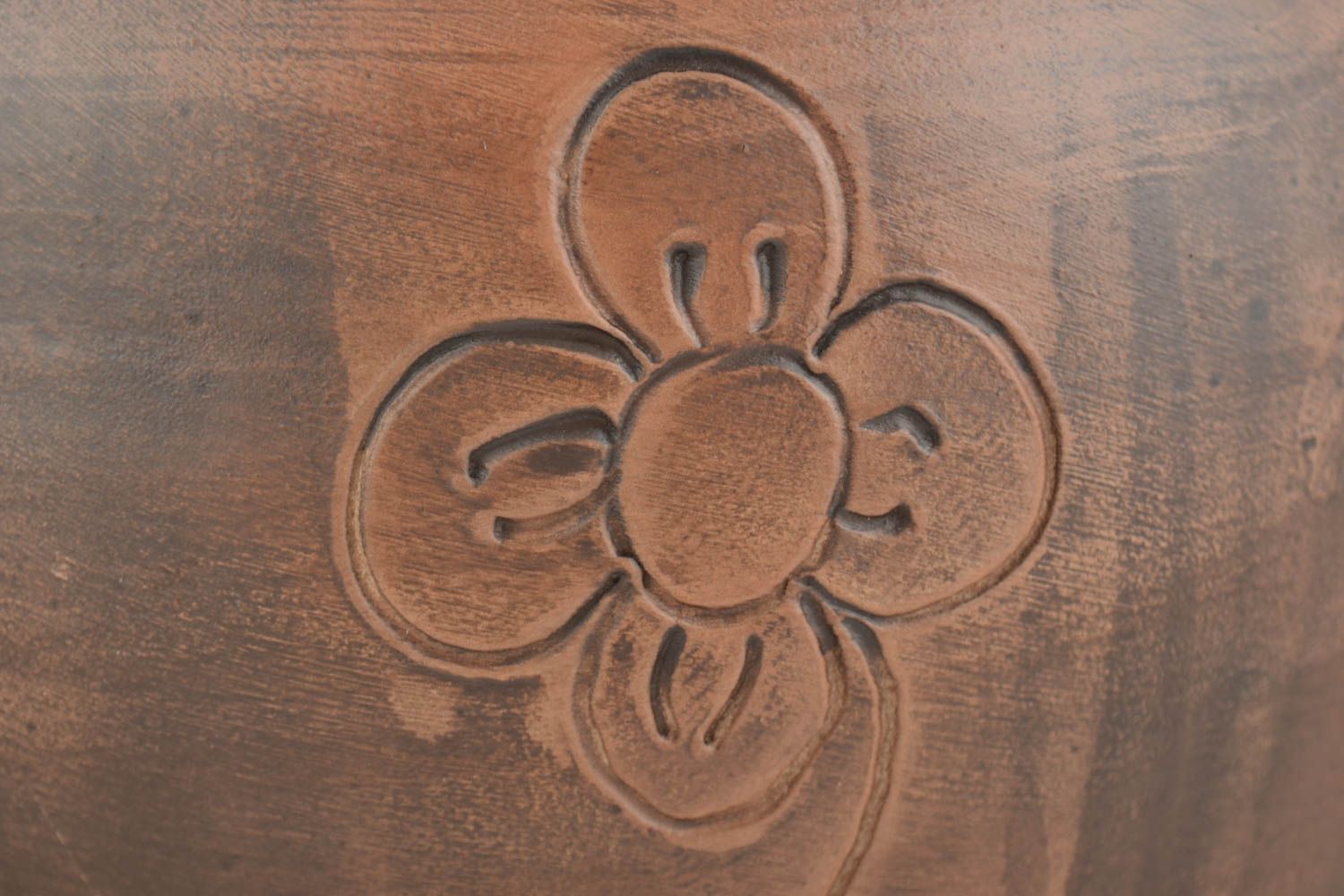 Kleine dekorative Vase aus Ton braun handmade breit mit Musterung für Dekor foto 2