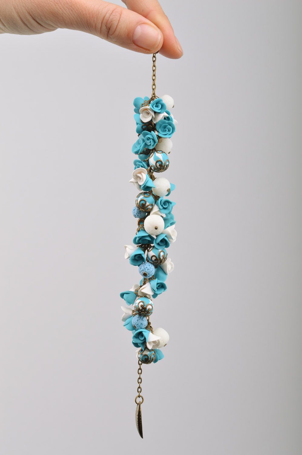 Handgemachtes Blumen Armband aus Polymerton in Weiß und Blau für Frauen foto 5