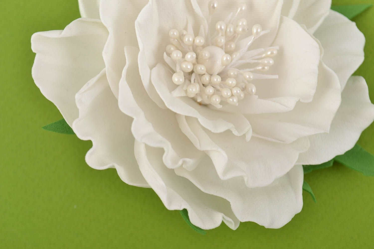 Брошь из фоамирана ручной работы в виде белого цветка красивая авторская фото 3
