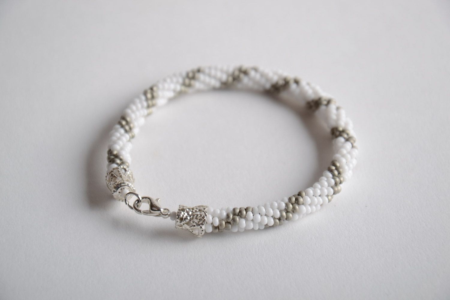 Schönes weißes handmade Armband aus böhmischen Glasperlen in Form der Litze foto 2