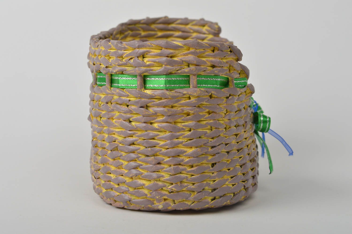 Подарочная корзина ручной работы плетеная корзина декор интерьера из бумаги фото 2
