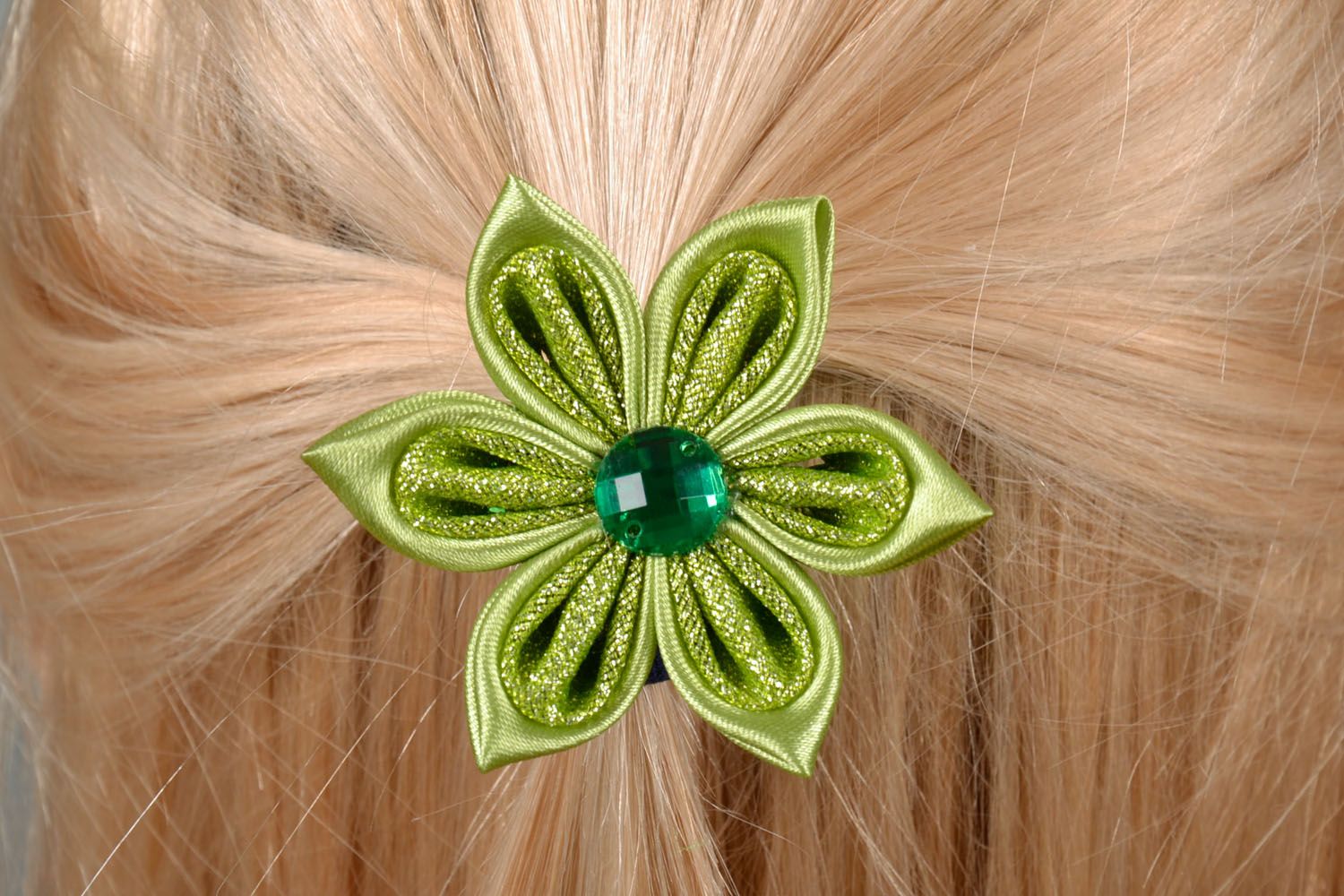 Grüner Haargummi mit Blume foto 1