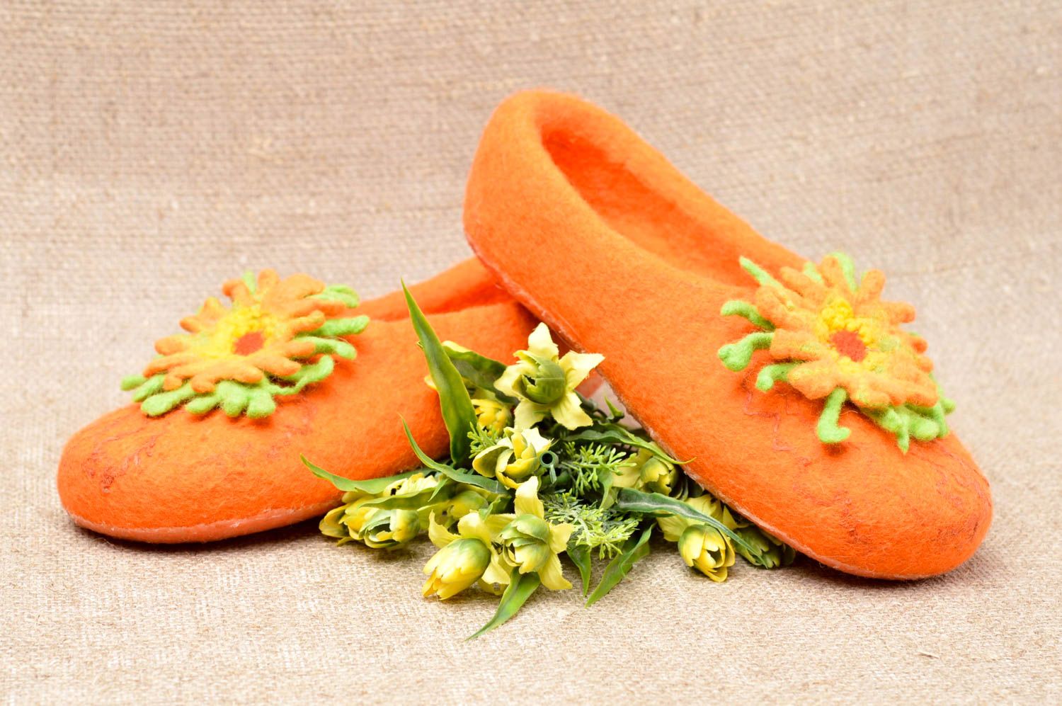 Pantoufles en laine feutrée faites main orange avec fleur Chaussons d'intérieur photo 1