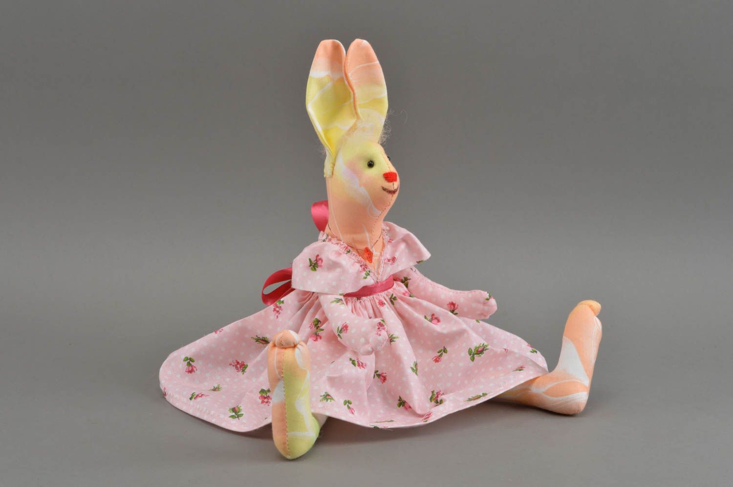 Poupée lièvre en tissu faite main fille en robe rose décoration jouet originale photo 2