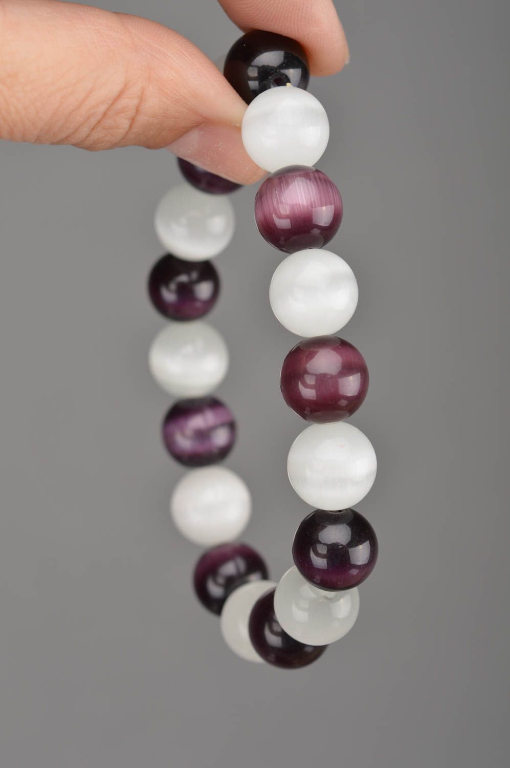 Künstlerisches Armband aus Perlen weiß lila schön grell für Damen handmade foto 5