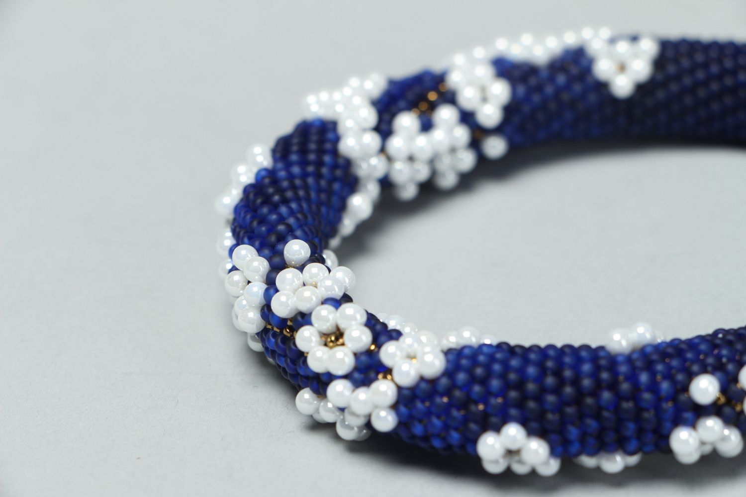Объемный браслет из бисера синий с белыми цветами  фото 3