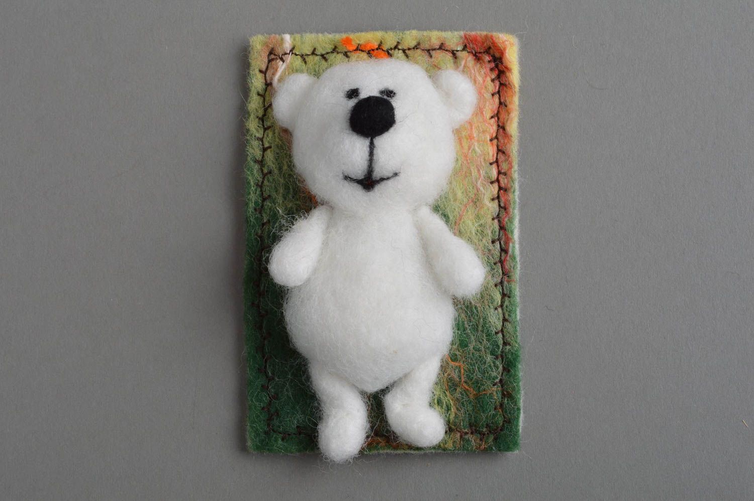 Aimant frigo ours blanc en laine feutrée naturelle fait main pour enfants photo 3