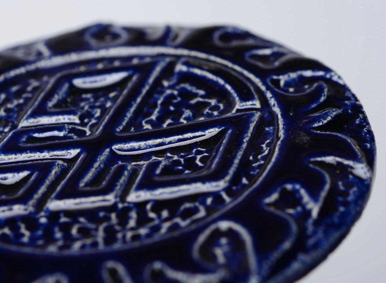 Pingente talismã de cerâmica de interior feito de argila e coberto com esmalte Lelia foto 2