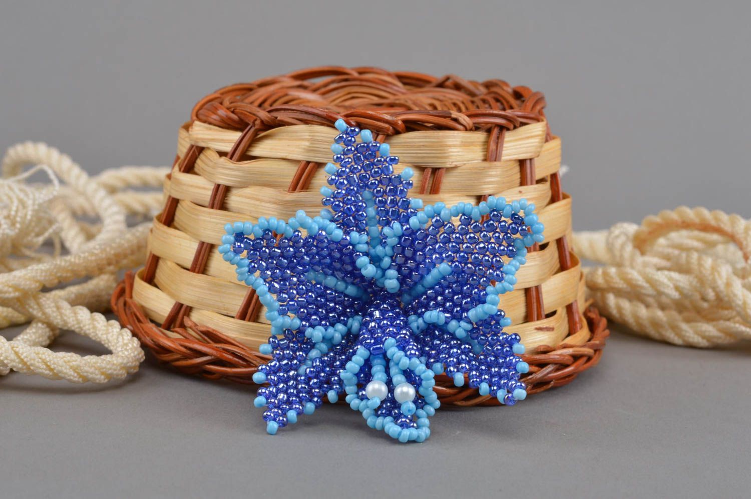 Broche fleur en perles de rocaille faite main bleue design cadeau pour femme photo 1