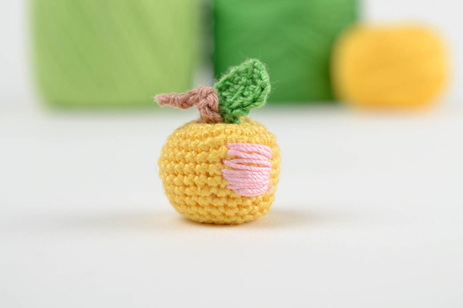 Peluche pomme faite main Jouet tricot Cadeau enfant tricot jaune fruit photo 1