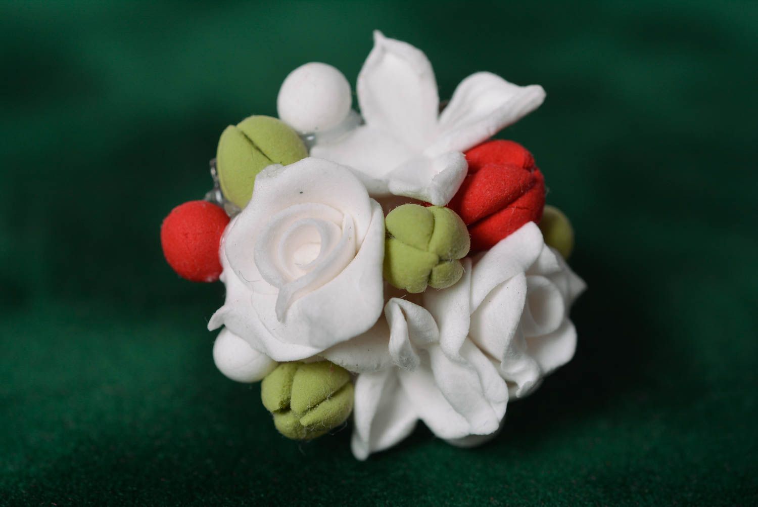 Anillo de arcilla polimérica artesanal floral sobre base de metal foto 1
