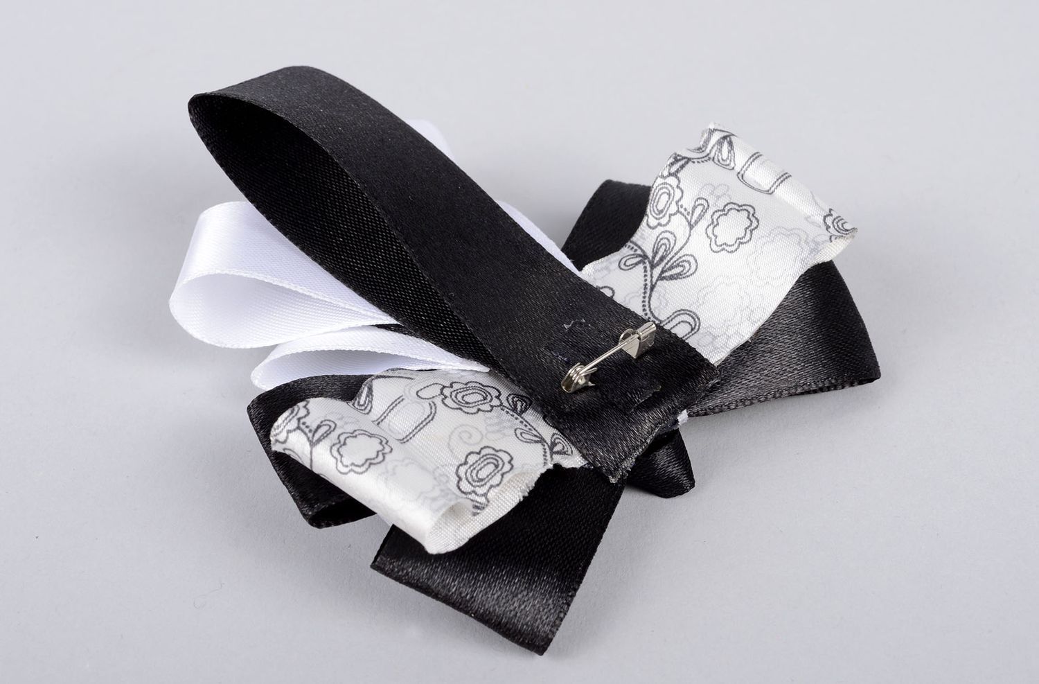 Handmade Brosche Schleife Accessoire für Frauen Schmuck schwarz weiß textil foto 4