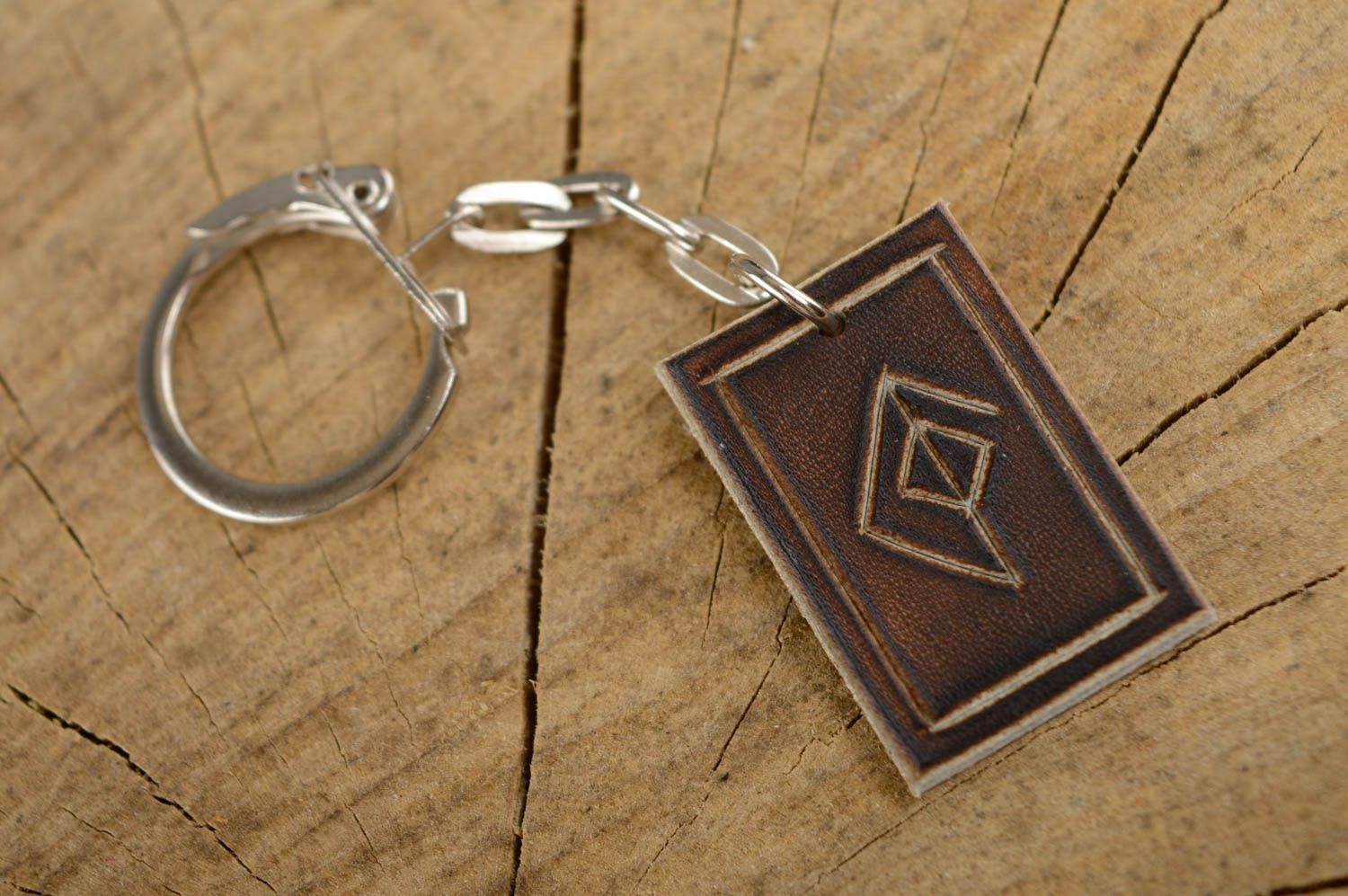 Petit porte-clés en cuir naturel avec rune fait main marron rectangulaire photo 1