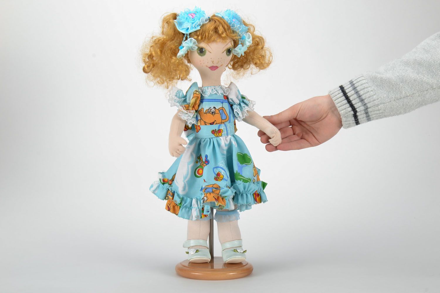 Muñeca de tela decorativa en vestido azul foto 5