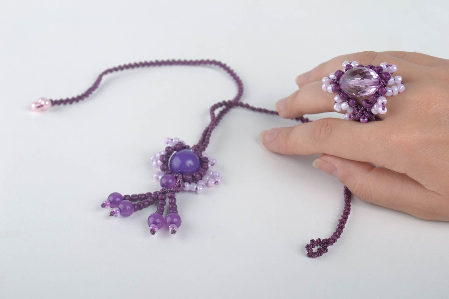 Pendentif macramé Bague femme Bijoux fait main violets en fils synthétiques photo 5