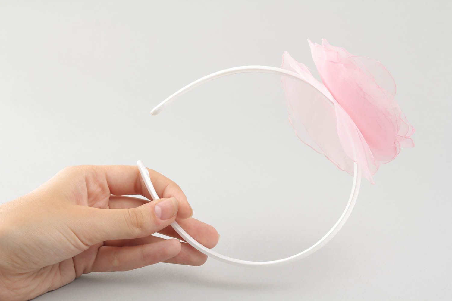 Aro de cabelo artesanal com flor de tecido leve feito numa base de plástico foto 4