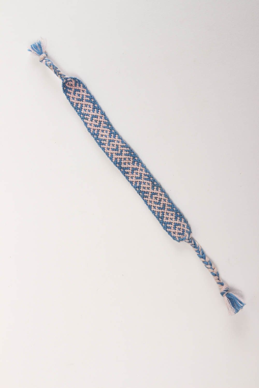 Bracelet fait main Bijou fantaisie blanc-bleu tressé en fils motif Cadeau femme photo 2