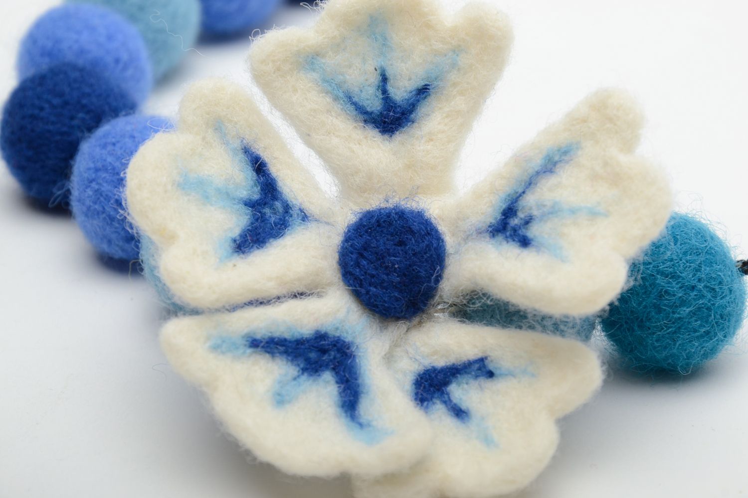 Collier en laine feutrée fait main bleu avec fleur  photo 3