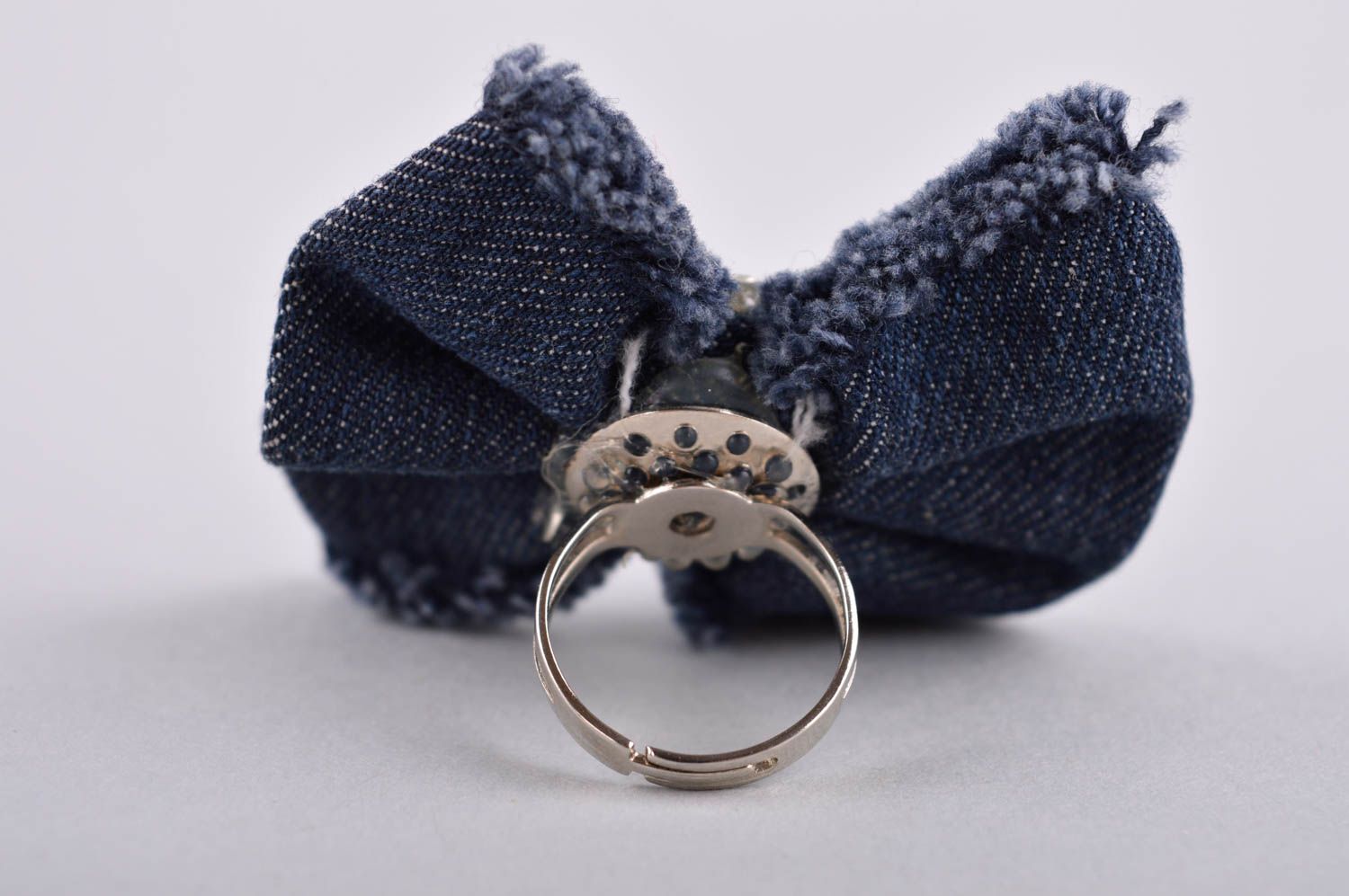Женский перстень кольцо ручной работы крупное кольцо с бантом джинсовое  фото 4