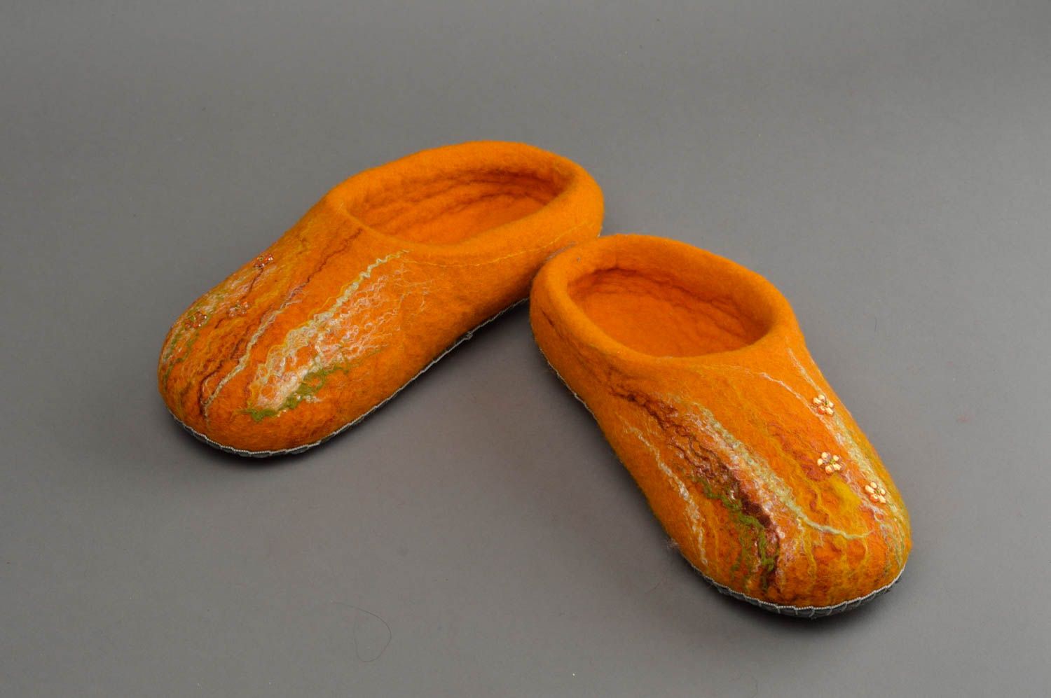 Pantoufles en laine feutrée orange pour femme faites main semelles en silicone photo 2