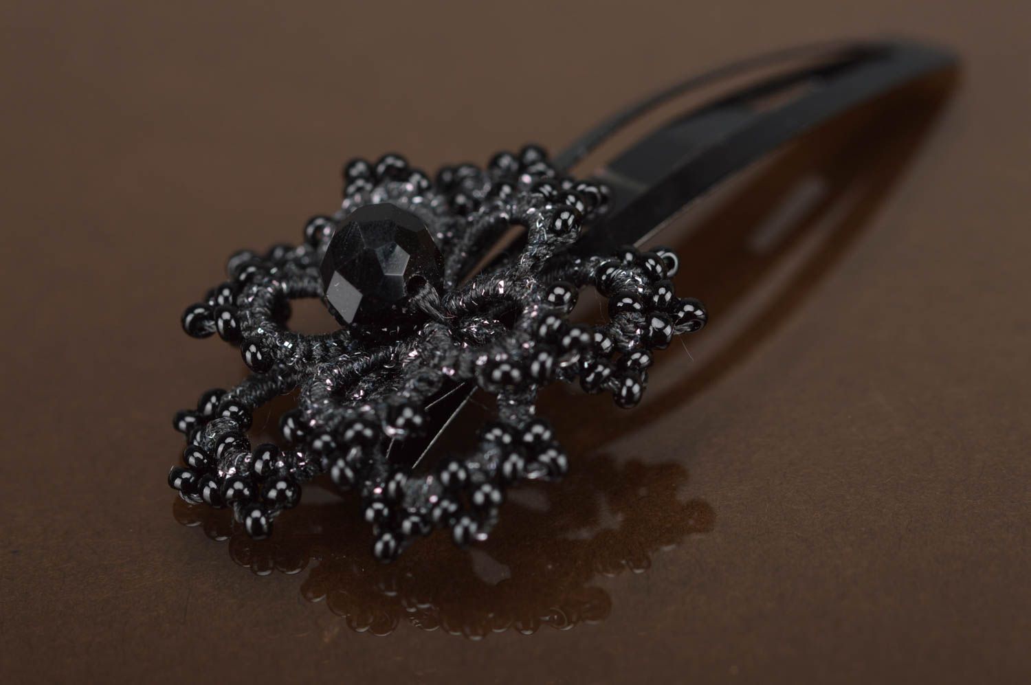 Barrette à cheveux en perles de rocaille et fils de satin faite main fleur noire photo 2