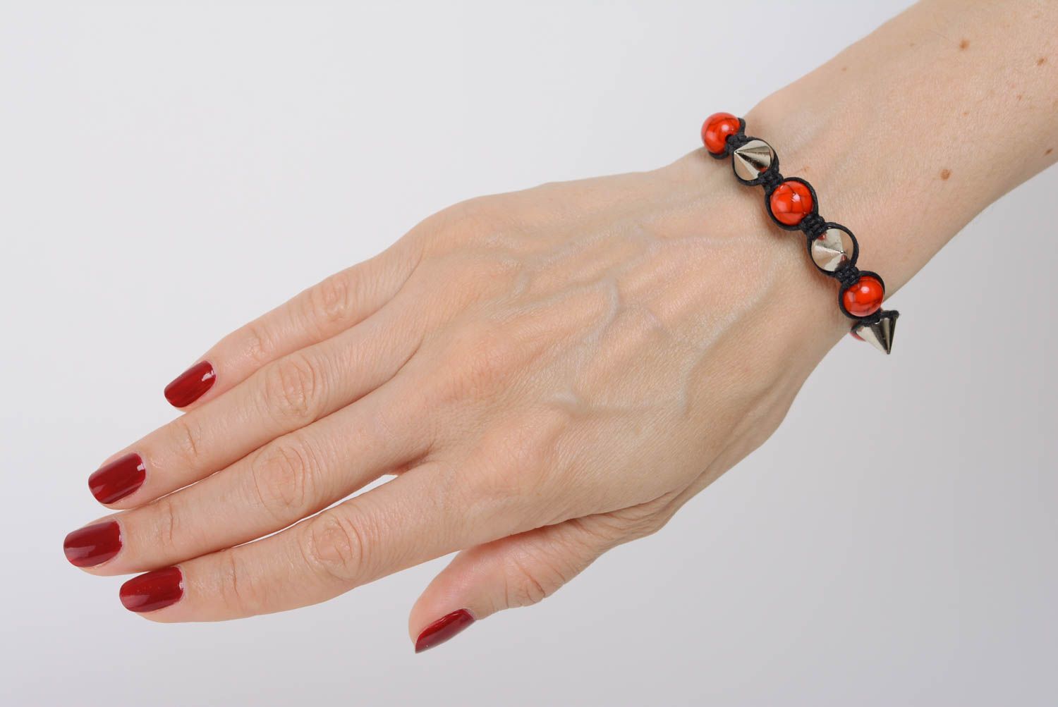 Bracelet en macramé noir avec piques et perles rouges acryliques fait main photo 3