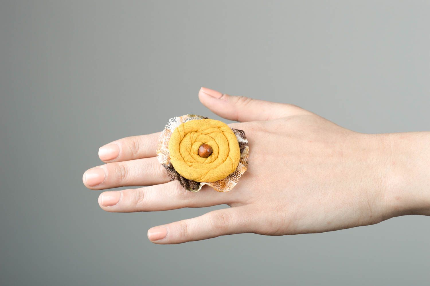 Женское кольцо украшение ручной работы украшение из ткани желтое кольцо крупное фото 1
