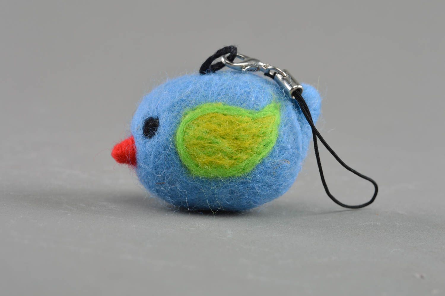 Голубой брелок-игрушка из шерсти в виде птички ручной работы на петельке фото 2