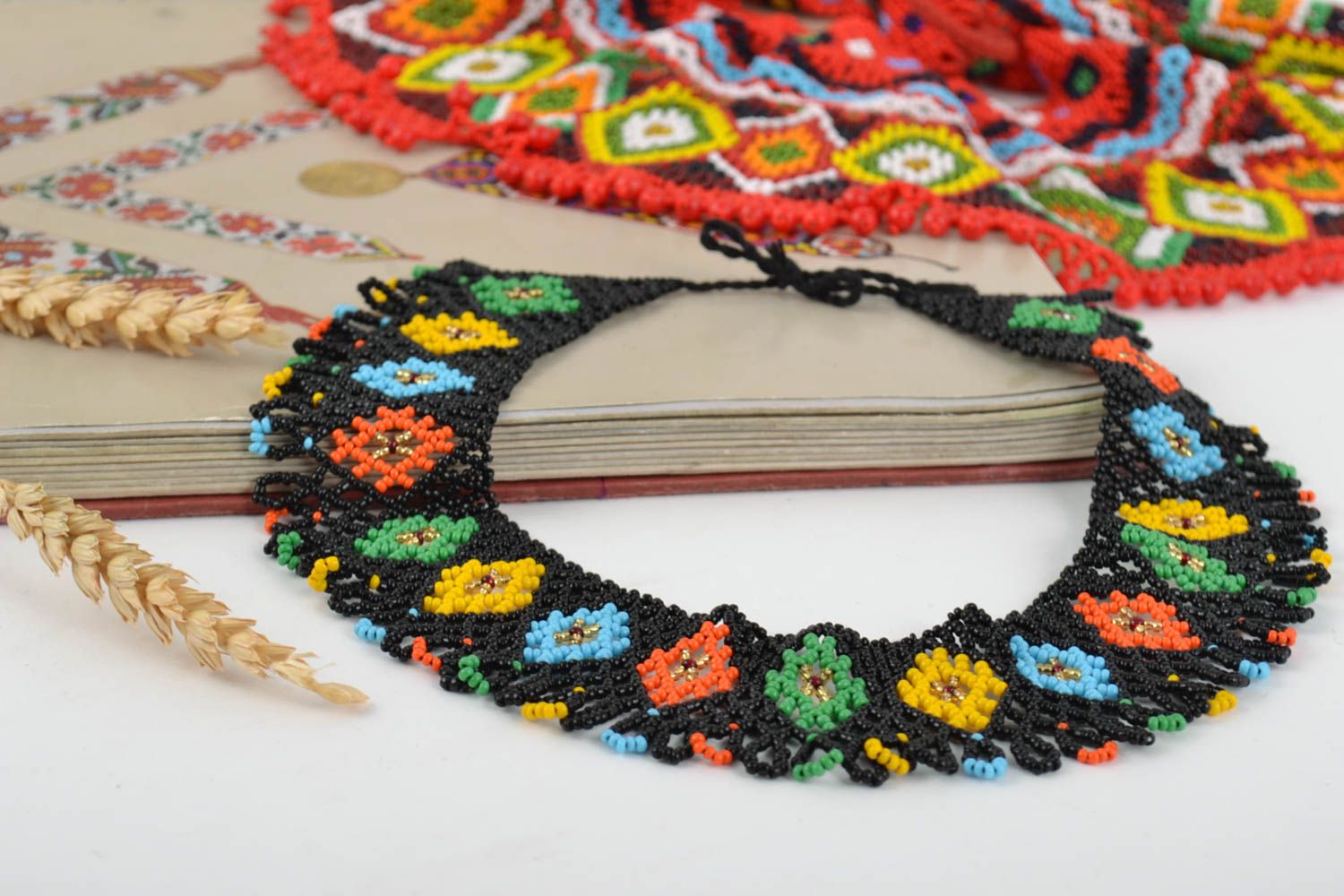 Collar de abalorios checos artesanal original multicolor bonito femenino foto 1