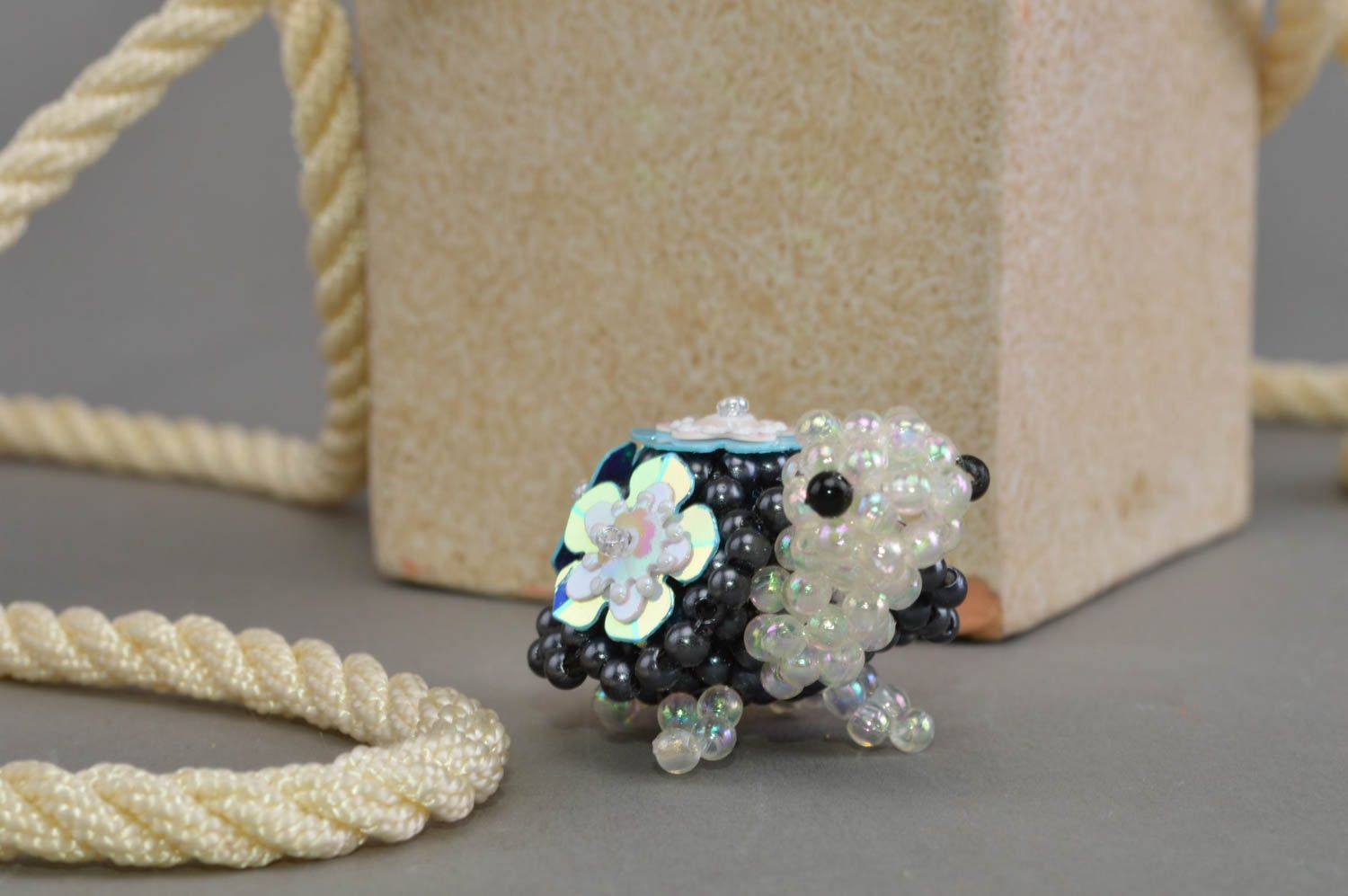 Miniature figurine woven of beads small turtle handmade table decoration photo 1