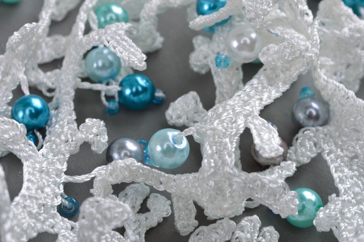 Collier blanc avec perles fantaisie bleues fait main original d'hiver Corails photo 2
