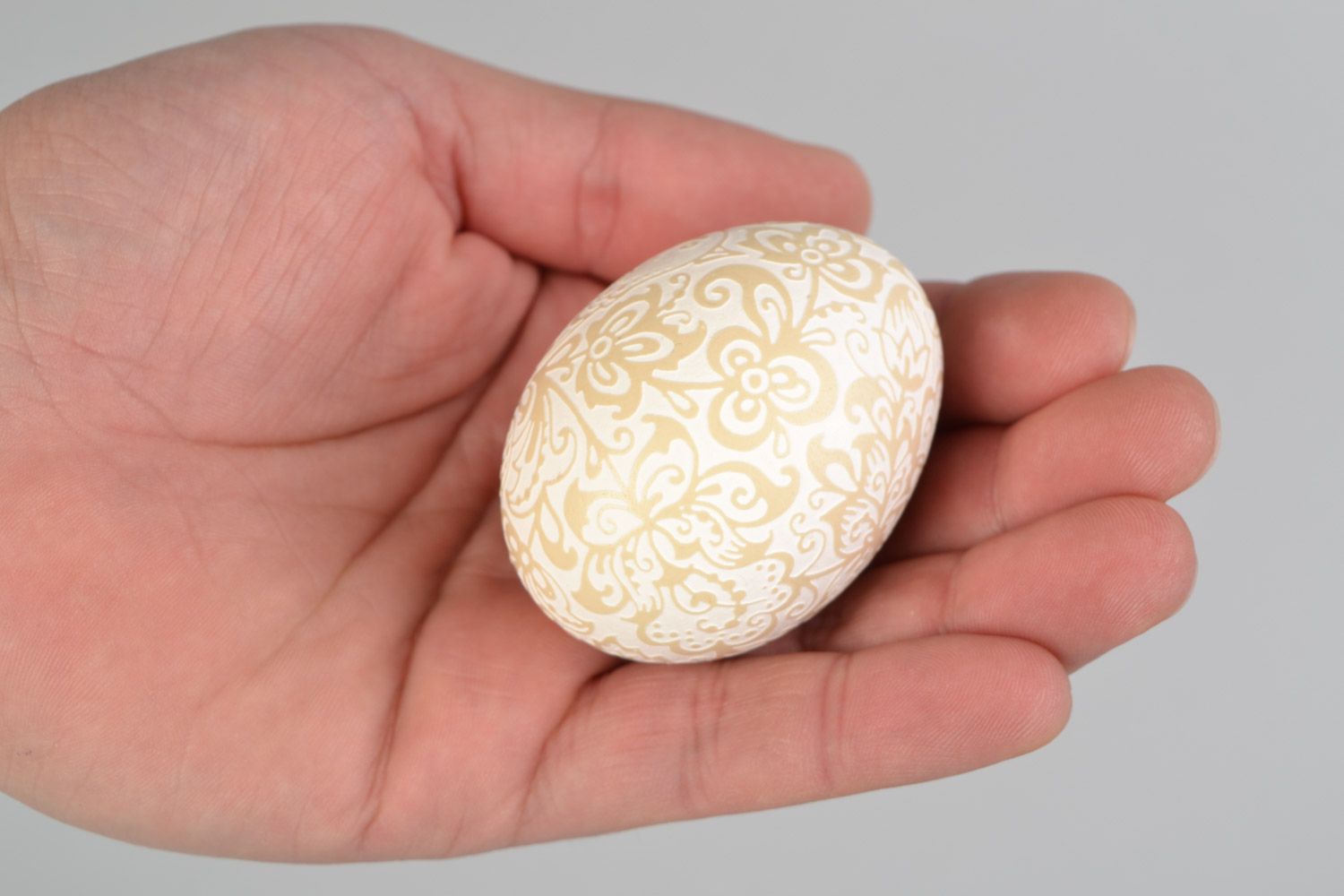 Handmade decorative Easter chicken egg with flower pattern vinegar etching technique photo 2