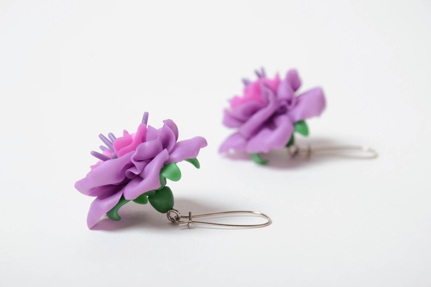Handgemachte Ohrringe aus Polymerton mit Anhängern violette Blumen originell foto 3