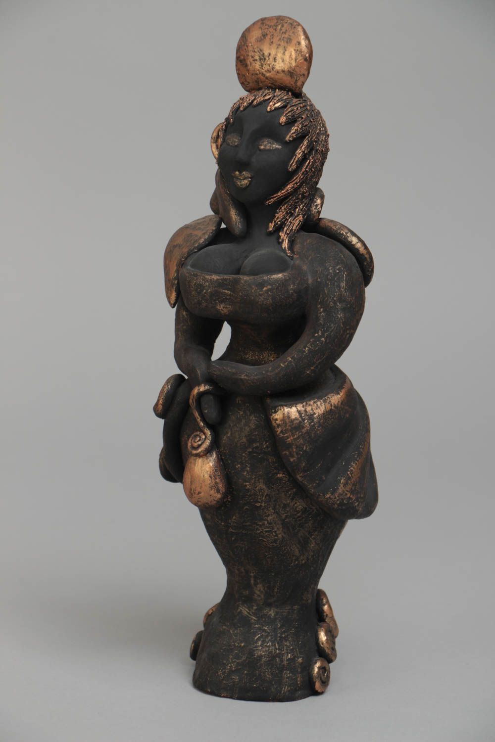 Черная глиняная статуэтка в виде женщины расписная ручной работы оригинальная фото 2