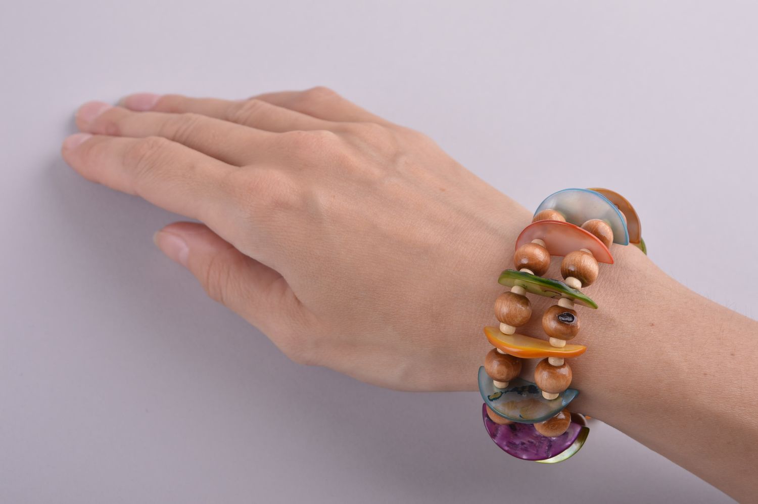 Bracelet large Bijou fait main deux rangs perles de bois Accessoire pour femme photo 4
