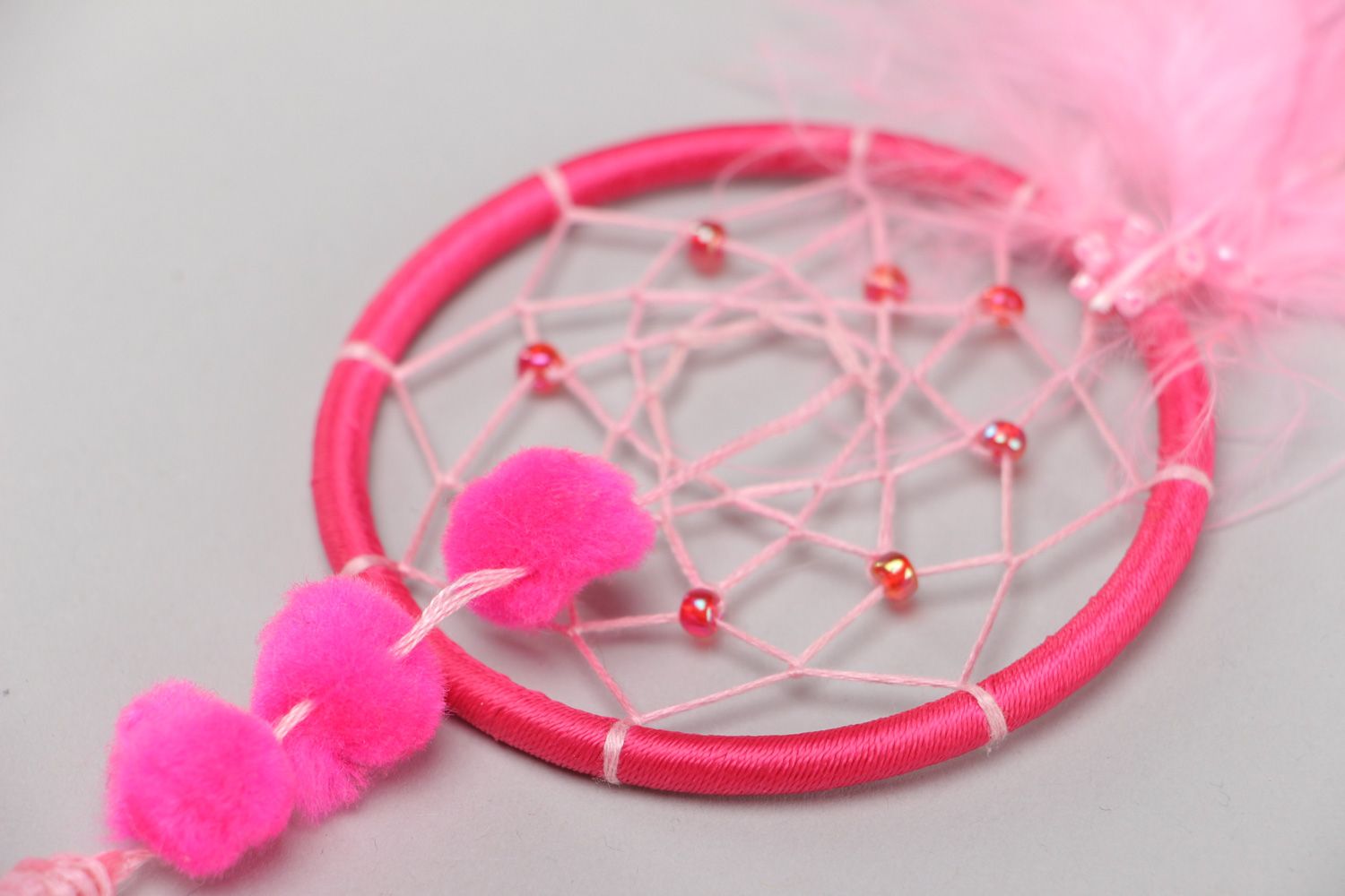 Cazador de sueños colgante decorativo de hilos con plumas de color rosado foto 3
