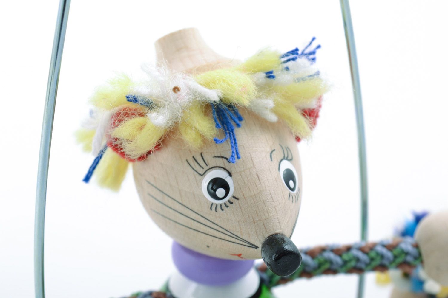 Деревянная эко игрушка мышка на качелях яркая с росписью подарок ручная работа фото 3