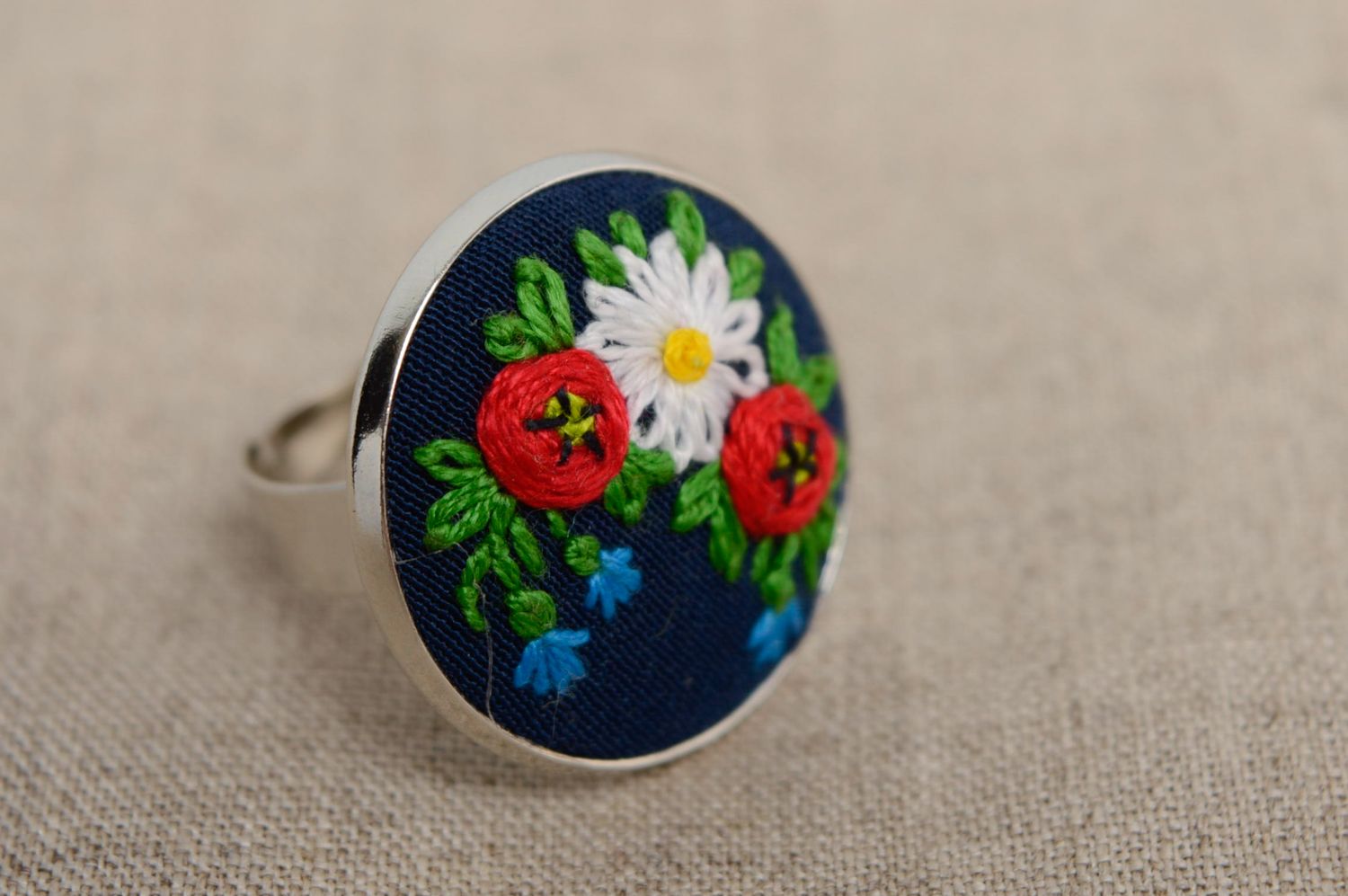 Rococo embroidered round ring photo 1