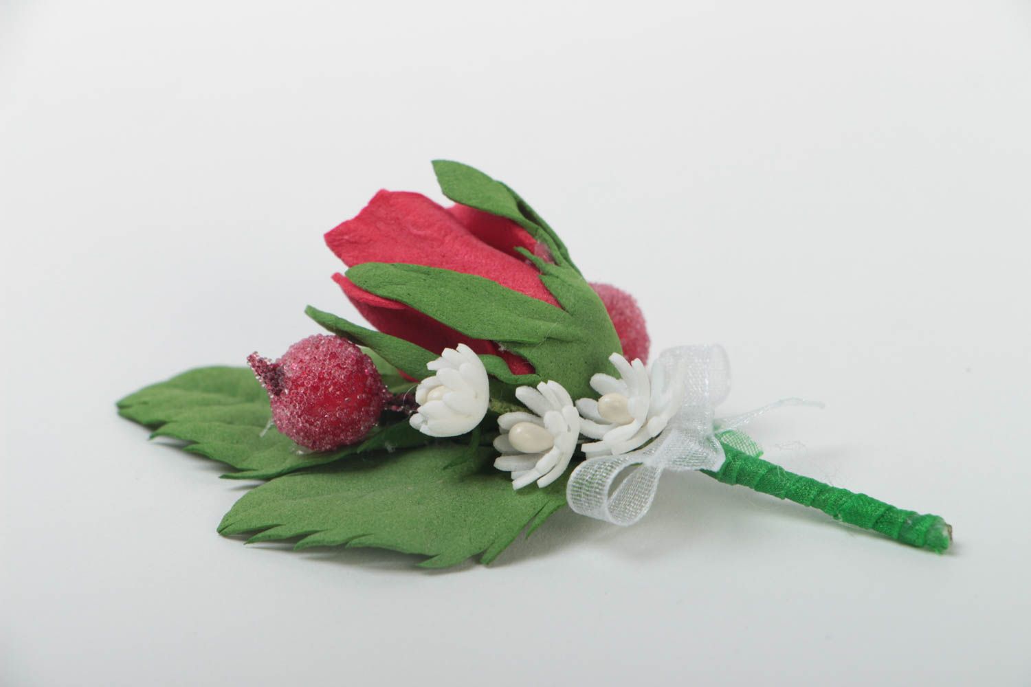 Boutonnière rose rouge avec petites fleurs blanches et baies faite main photo 3