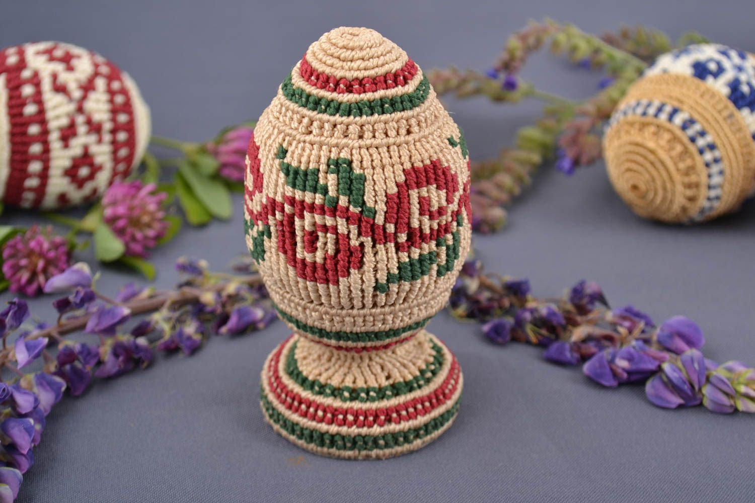 Huevo de Pascua decorado hecho a mano de madera envuelto en hilos con soporte foto 1